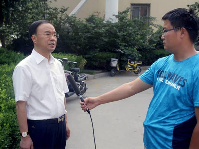 山東天意機(jī)械董事長劉洪彬作為基層共產(chǎn)黨員，今天接受了當(dāng)?shù)赜浾叩牟稍L