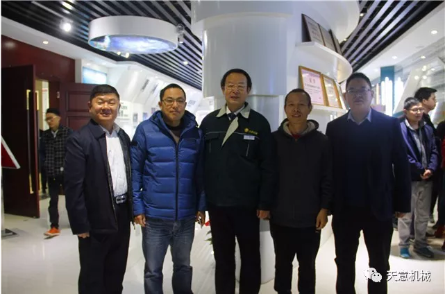 熱烈歡迎山東建筑大學材料學院教授帶領(lǐng)48名學生蒞臨天意參觀指導(dǎo)